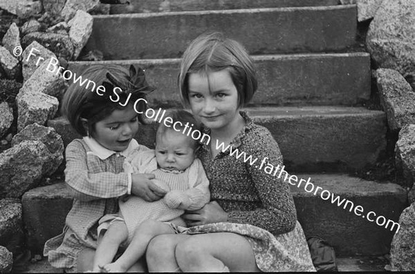 NORMAN WHITE WITH MRS HELEN & MARGARET & GRANIA IN BASKET